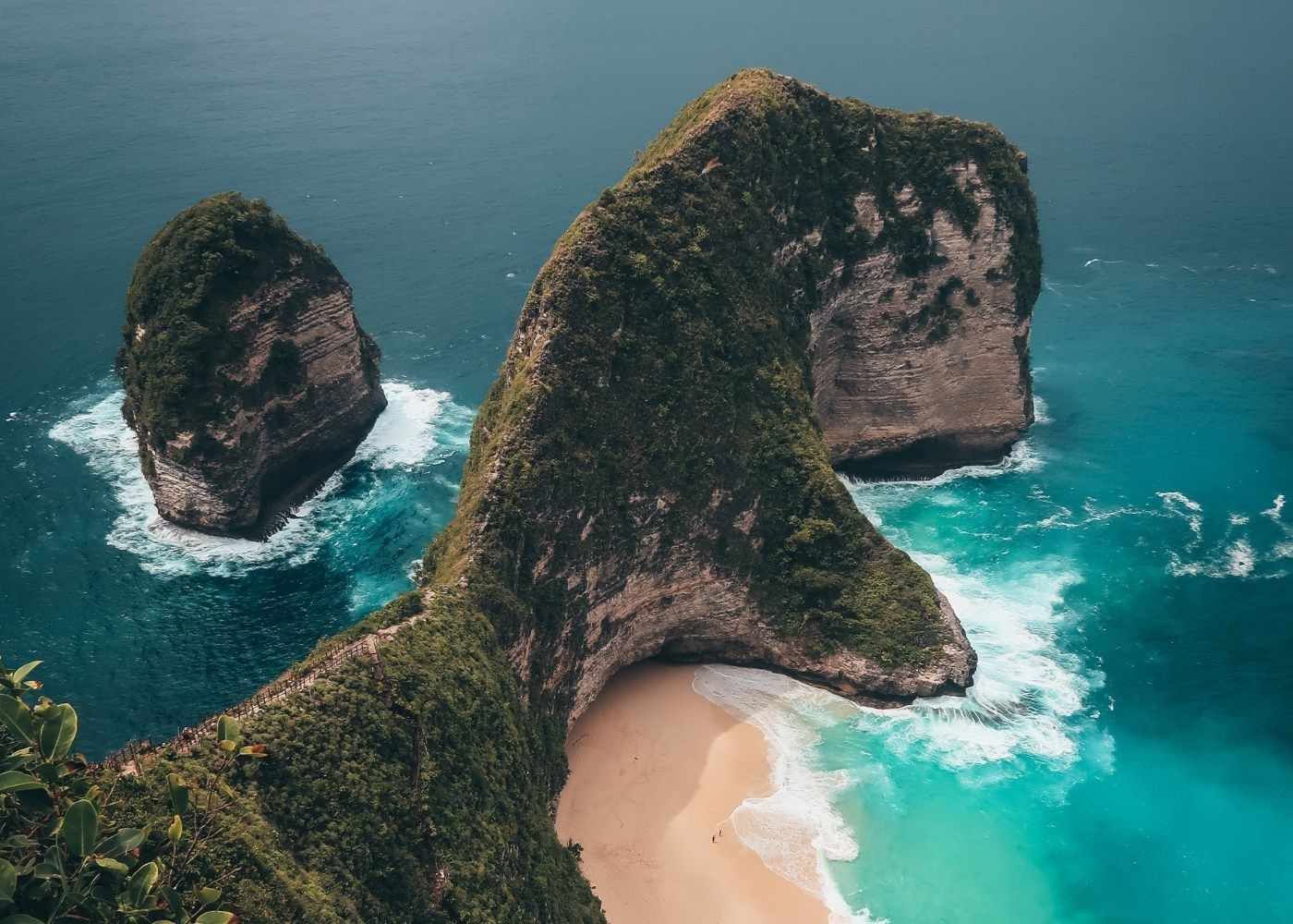 Nusa Penida plage falaise ferry